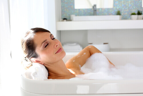 Poți combate atacurile de anxietate cu o baie relaxantă