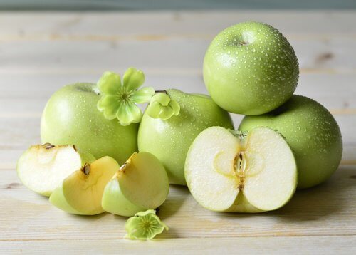Beneficii ale merelor verzi consumate cu tot cu coajă