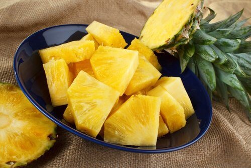 Combaterea răcelii este unul dintre beneficiile consumului de ananas