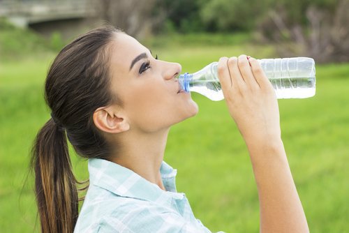 Formarea pietrelor la rinichi prevenită printr-un consum suficient de apă