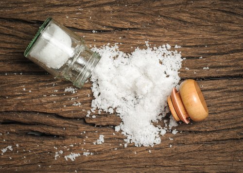 Formarea pietrelor la rinichi poate fi cauzată de consumul de sare