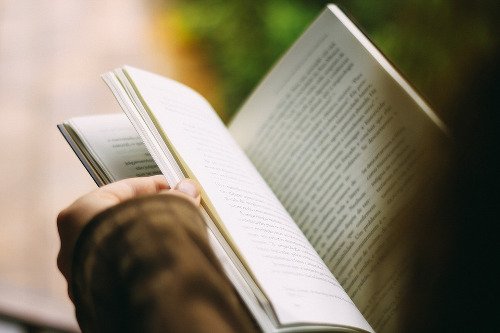 Femeie citind ca să-și îmbunătățească sănătatea mintală
