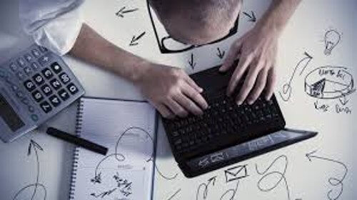 Bărbat lucrând la calculator