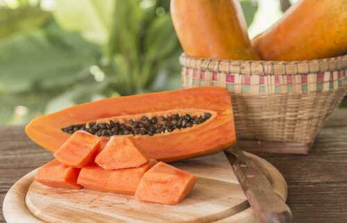 Papaya adăugată în smoothie-uri cu kiwi