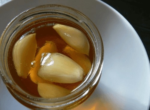 Remediu cu usturoi și miere la borcan