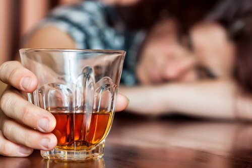 Evită consumul excesiv de alcool pentru prevenirea lăsării sânilor