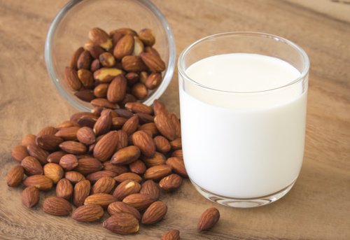 Băutură antiinflamatoare cu lapte de migdale
