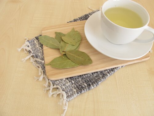 Beneficii ale uleiului de dafin adăugat în ceai