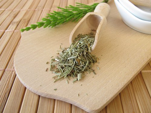 Infuziile de coada calului sunt diuretice naturale naturale