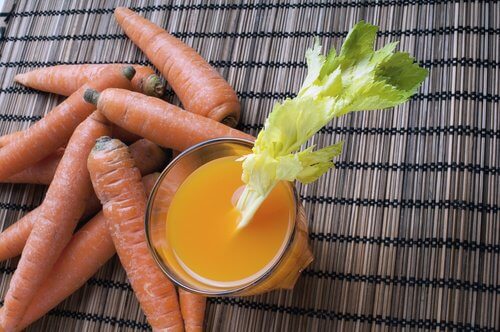 Poți să îți detoxifici colonul cu sucuri naturale din morcovi și usturoi