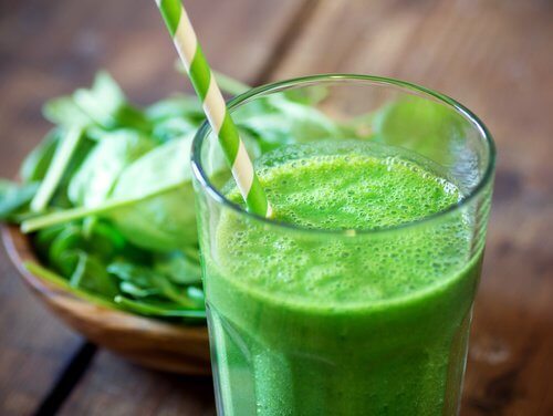 Poți să îți detoxifici colonul cu sucuri naturale din spanac