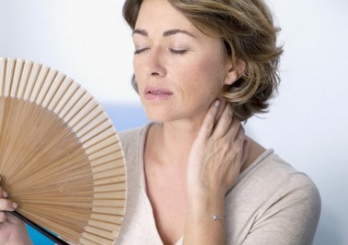 Femeie la menopauză suferind de bufeuri