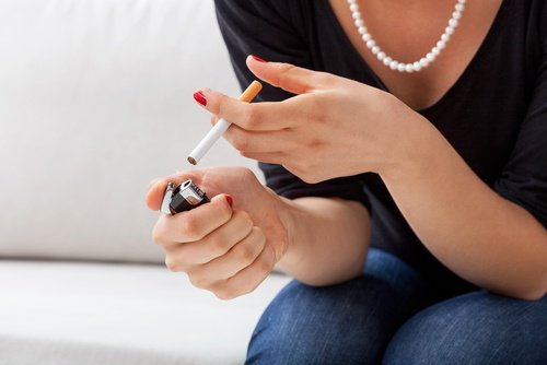 Evită fumatul pentru prevenirea lăsării sânilor
