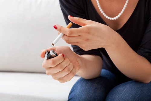 Evită fumatul pentru prevenirea lăsării sânilor