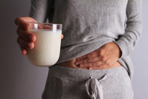 Intoleranța la lactoză poate provoca balonare și gaze