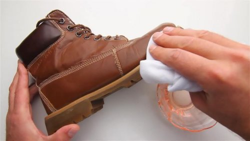 Oțetul de mere lustruiește pantofii