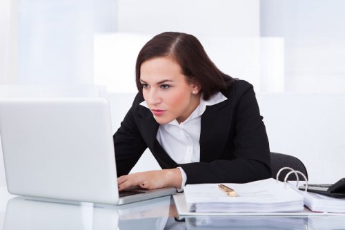 Menține-ți o postură corectă a corpului pentru prevenirea lăsării sânilor