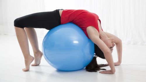 Practică exerciții de întindere pentru cifoză