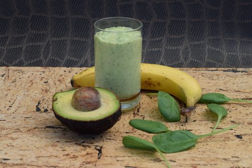 Smoothie cu avocado și ingrediente naturale
