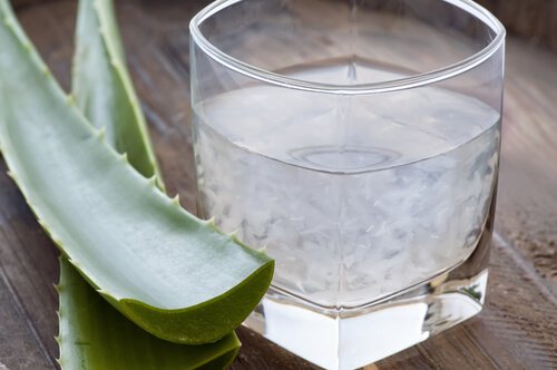 Sucul de aloe vera în pahar