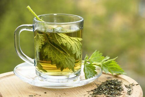 Poți să tratezi menstruațiile abundente cu urzici și alte plante