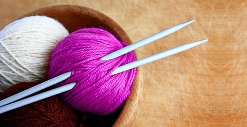 Printre beneficiile tricotatului, se numără faptul că te ajută să scapi de stres