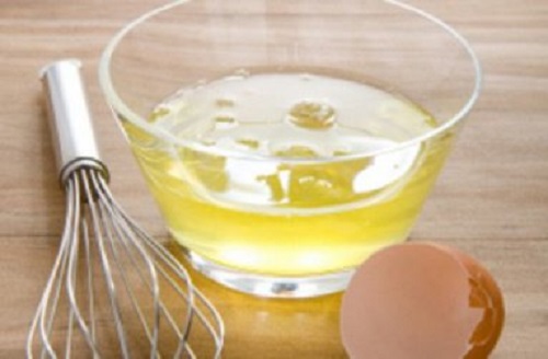 O mască din albuș de ou e unul din trucurile pentru a avea sânii fermi