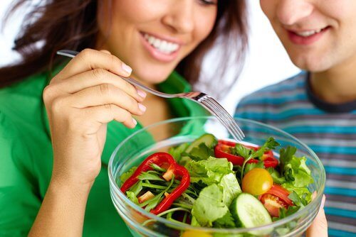 O alimentație adecvată ajută la menținerea unor sâni fermi