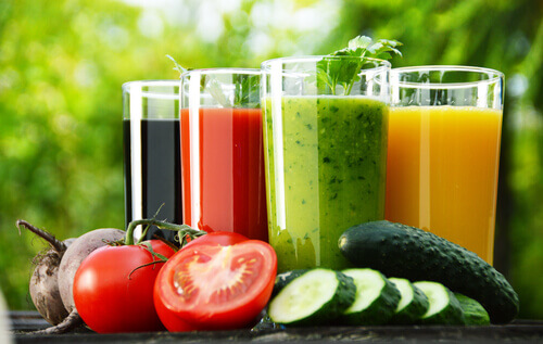 Băuturile detoxifiante conțin fructe și legume sănătoase
