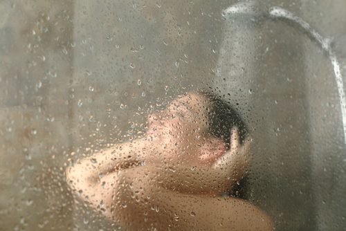 Un duș fierbinte este util când ai un cârcel 