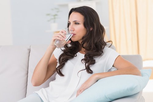 Modalități de a-ți subția coapsele precum consumul de apă