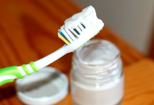 Pasta de dinți elimină zgârieturile de pe mobilierul de lemn