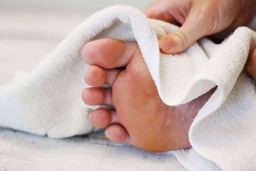 Menține-ți picioarele uscate pentru a preveni ciuperca unghiei