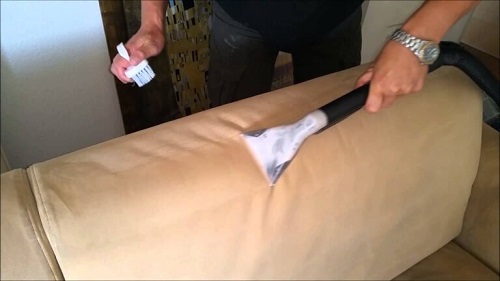 Curăță tapițeria pentru a alunga mirosurile neplăcute din dormitor