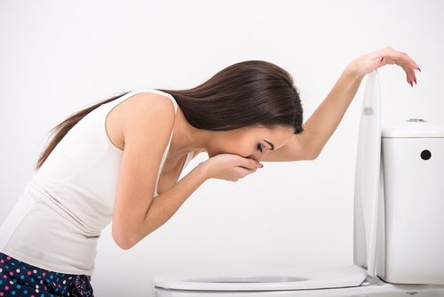 Consumat în exces, alcoolul cauzează greață și vomă
