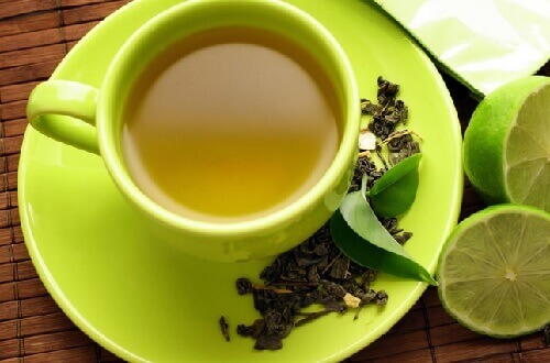 Ceaiul verde cu lămâie e una dintre cele mai bune combinații alimentare sănătoase