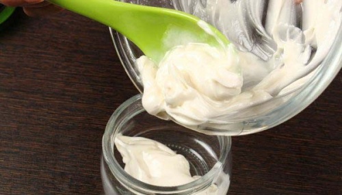 Crema de albire pentru coate conține lapte și vitamina E