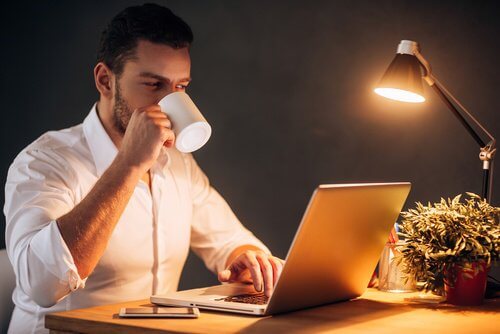 Obiceiul de a lucra noaptea te poate îmbolnăvi
