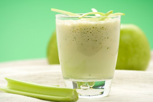 Acest smoothie de măr verde și țelină este foarte sănătos