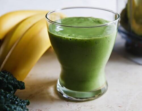 Bananele pot fi combinate cu măr verde pentru a prepara o băutură inedită