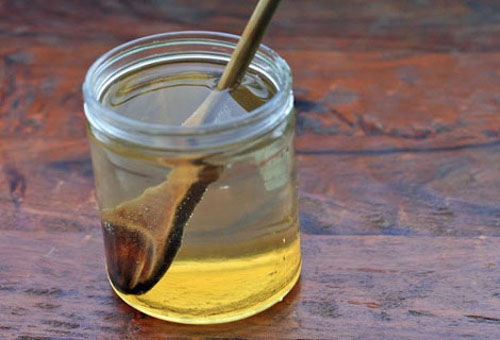 O băutură cu miere de albine și oțet de mere pentru tratarea cârceilor