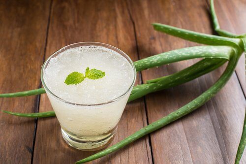 Un smoothie cu aloe și miere combate gastrita