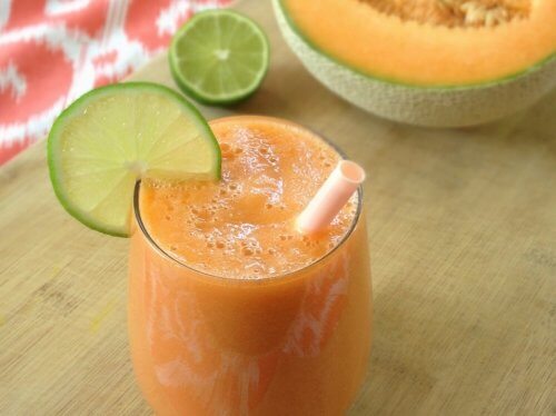 Un smoothie cu pepene și mere combate retenția de apă