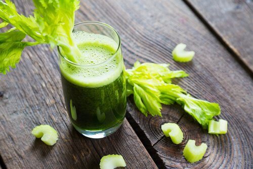 Poți utiliza țelina pentru a prepara diverse smoothie-uri sănătoase