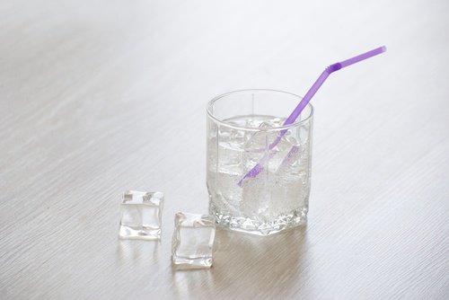 Gheața în băuturi poate transmite bacterii