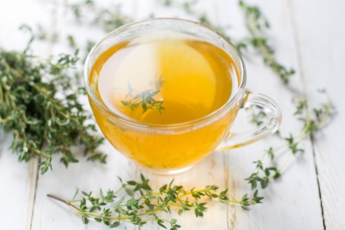 Remedii naturale pentru faringită precum ceaiul de cimbru