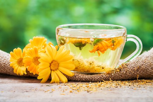 Remedii naturale pentru faringită precum ceaiul de gălbenele
