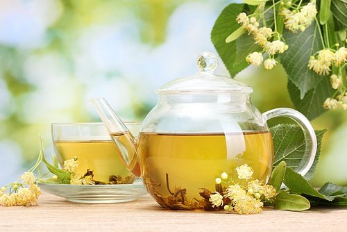 Remedii naturale pentru faringită precum ceaiul de tei