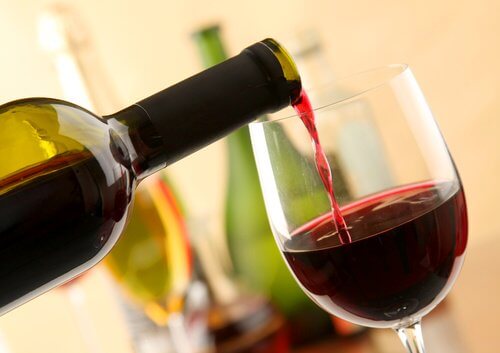 Vinul roșu este unul dintre acele alimente care pot provoca migrene