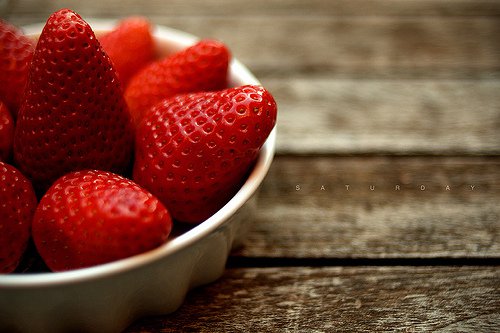 Beneficii ale căpșunelor precum îmbunătățirea dispoziției